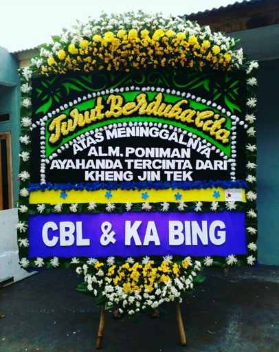 Toko Bunga di Jembatan Besi